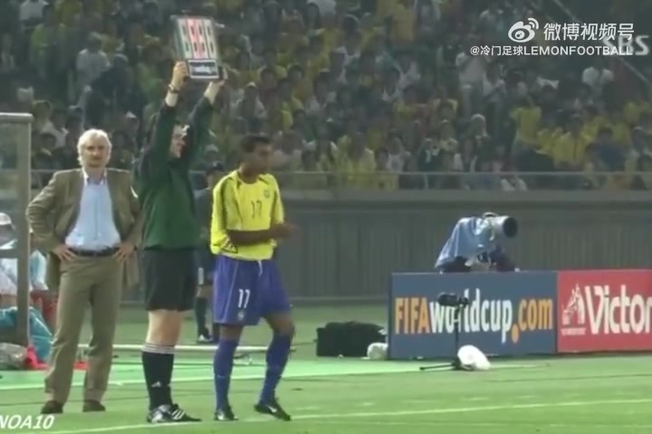 时光机丨2002决赛最后时刻，德尼尔森上场后成功地消遣了德国人